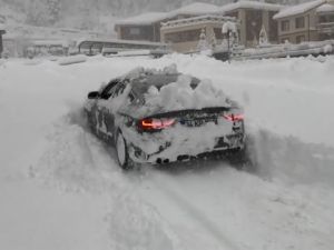 Kar küreme aracı gibi giden Audi!