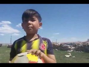 Röveşata dersi veren minik Fenerli sosyal medyayı salladı