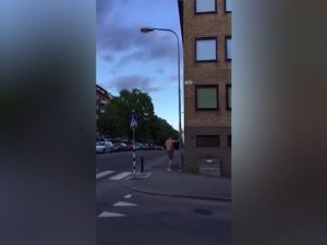 Elektrik direğinin tepesine tırmanıp barfiks çekti