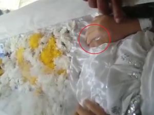 Parmağını oynatan kızını defnetmekten vazgeçti!