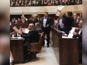 İsrail meclisinde pankart açtılar: Kudüs Filistin'in başkentidir!