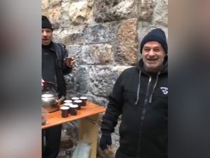 Mescid-i Aksa'da Türklere özel çay ikramı yapan Filistinli
