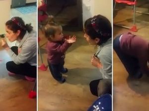 Annesinin itirazını aşırı sevimli bir şekilde geri püskürten ufaklık