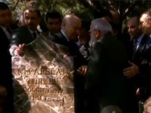 Bu kez Bahçeli el öpmek için eğildi