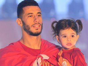 Belhanda sahneye ilahiyle çıktı